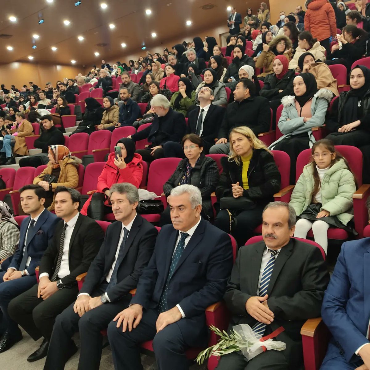 zeytinburnumem's tweet photo. Göçmenler Günü nedeniyle Zeytinburnu Kız AİH Lise'mizde düzenlenen resim sergisine ve İl Törenine,İl Milli Eğitim Müdürümüz Sn.Levent Yazıcı,İlçe Milli Eğitim Müdürümüz Sn.Ali Yeşilyurt ve kalabalık bir davetli topluluğu katıldı.@tcmeb @ErCCanTURAN @memleventyazici @Aliyesilyrt https://t.co/ZJMuvQqmu8