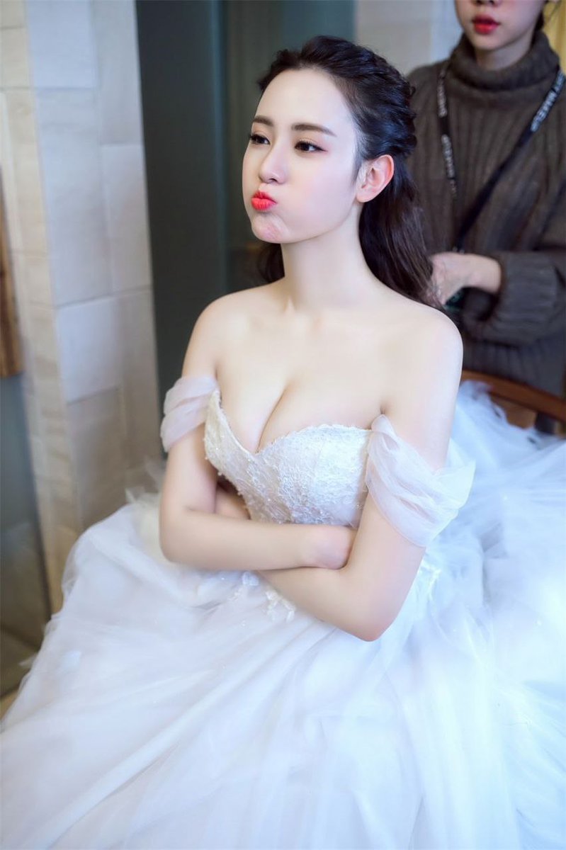 Godfucker88's tweet photo. 穿上婚纱不是为了废物老公，看着摄影师夹紧双腿淫水直流
#反差婊 #人妻 #淫妻 #母狗  #射屏 #母狗公示 #母狗曝光 #贱狗 #母畜 #羞辱  #骚货 #社死挑战  #文爱 #骚逼 #调教 #聊骚 #社死 #女m #母狗 #图爱 #胁迫奴 #大学生 #自毁 #社死 #交换
#偷吃 #绿帽淫妻 #绿奴夫妻 #绿男友 #投稿女友 #投稿曝光 https://t.co/mkVi0Cn0IV