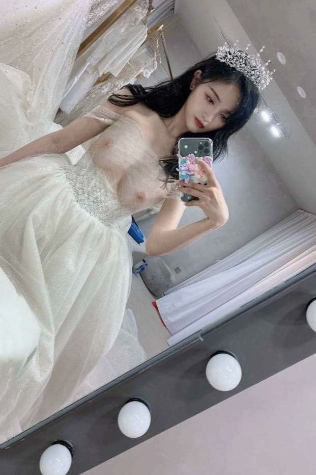 Godfucker88's tweet photo. 穿上婚纱不是为了废物老公，看着摄影师夹紧双腿淫水直流
#反差婊 #人妻 #淫妻 #母狗  #射屏 #母狗公示 #母狗曝光 #贱狗 #母畜 #羞辱  #骚货 #社死挑战  #文爱 #骚逼 #调教 #聊骚 #社死 #女m #母狗 #图爱 #胁迫奴 #大学生 #自毁 #社死 #交换
#偷吃 #绿帽淫妻 #绿奴夫妻 #绿男友 #投稿女友 #投稿曝光 https://t.co/mkVi0Cn0IV