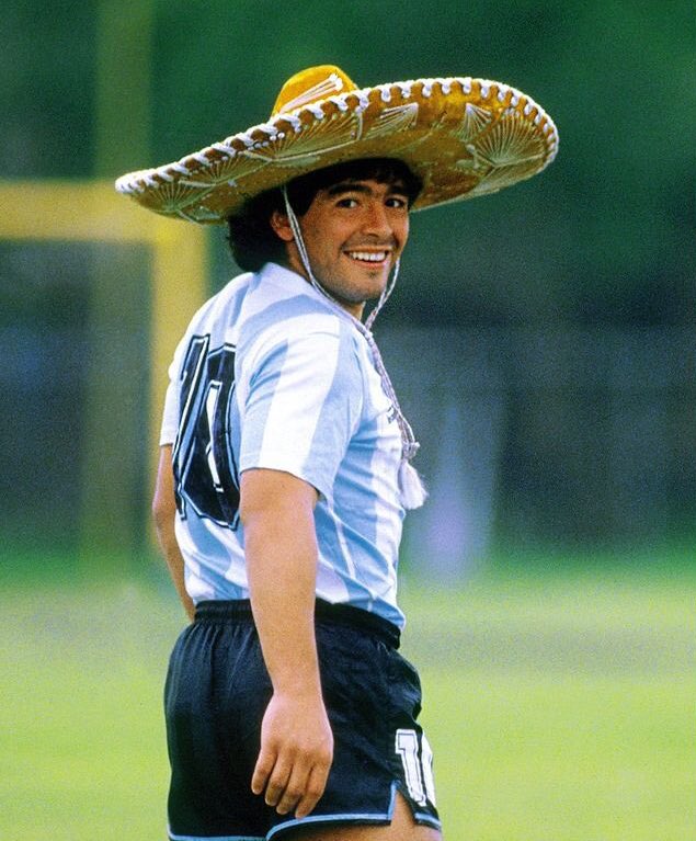 ARG4ARB's tweet photo. مونديال المكسيك 1986 | 

• البطل مارادونا يرتدي قبعة سومبريرو المكسيكية 

مونديال قطر 2022 | 

• البطل ميسي يرتدي البشت العربي 

🔥🤩💙 https://t.co/Z5Zaz8nltP