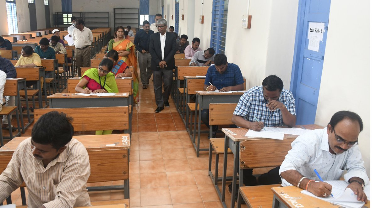 jntua_official's tweet photo. @jntuau Vice-Chancellor, JNTUA visits Pre-Ph.D exam at JNTUA CEA on 17.12.2022 https://t.co/eapLpyGEHH