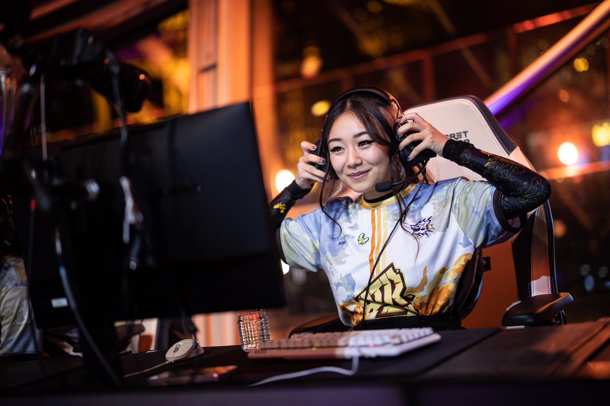 shynouh's tweet photo. Les photos de zinzin du League of Twittos, la photo câlin avec @PeaxyTV c’est vraiment le duo de choc mid/jgl 🥹✨

Hâte d’avoir le troisième édition!! 😁
Merci @ElliotLeCorre &amp; @OTP_LoL 📸 https://t.co/SqTCF4DMXc