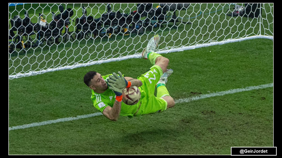 Argentina is world champion after a penalty shootout master class. At the core of their performance is goalkeeper Emi Martinez' mind games. Martinez dominated the French penalty takers, forcing two misses. Here’s a step-by-step description of his tricks in the final. Thread. 1/