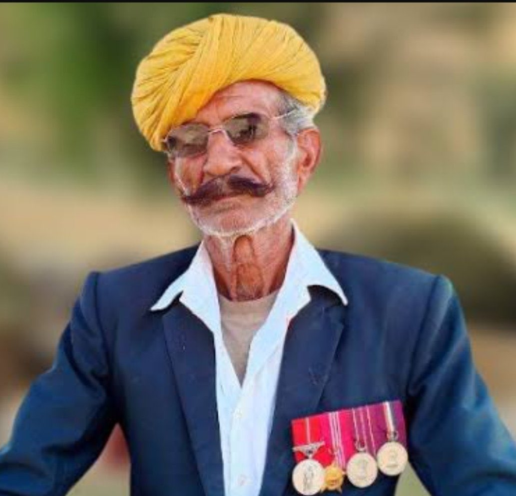 ashokgehlot51's tweet photo. Deeply saddened at the demise of the brave son of Rajasthan Naik (Retd) Bhairon Singh ji, whose exemplary bravery at the Longewala post during 1971 India-Pakistan war can never be forgotten. https://t.co/7KzoZN07Zg