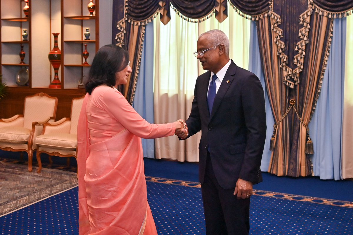 WHOMaldives's tweet photo. Dr Poonam Khetrapal Singh Regional Director @WHOSEARO paid a courtesy call on H.E Ibrahim Mohamed Solih, President of Maldives🇲🇻

H.E @ibusolih expressed gratitude to @who for continued support &amp; guidance, &amp; reflected on the Maldives' nearly six-decade strong partnership with WHO https://t.co/TCQDx0RMd1