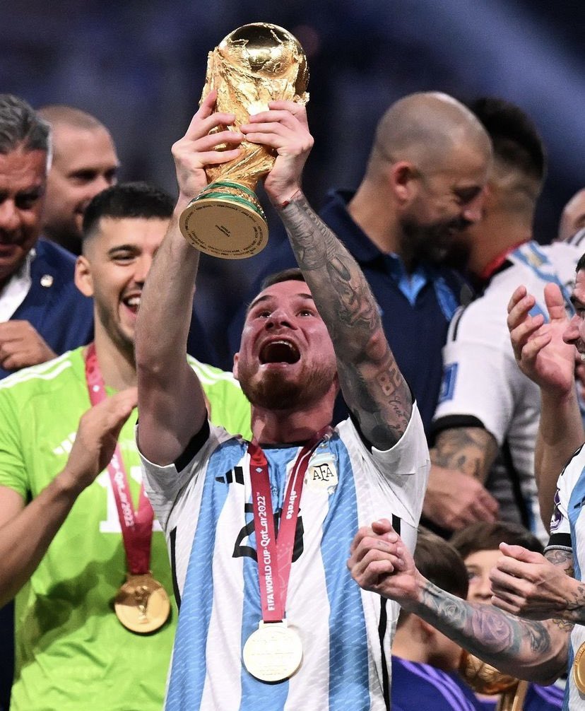 OfficialBHAFC's tweet image. It really happened! 🏆 @AleMacAllister 🥇