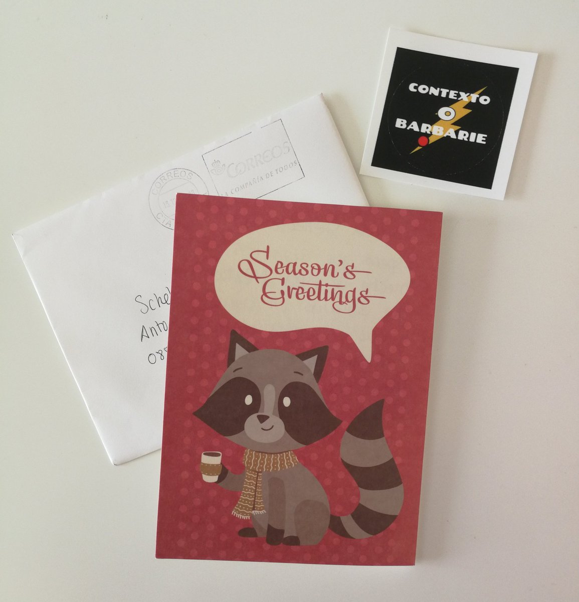 Scheherezade_SL's tweet photo. Qué me gusta recibir cositas en el buzón que no sean los compropisos y folletopizzas. Gracias, @pramireztello por tu postal (#mapachiona) y por la pegatina. Soy fan. 😂 https://t.co/7OcdhYNwhD