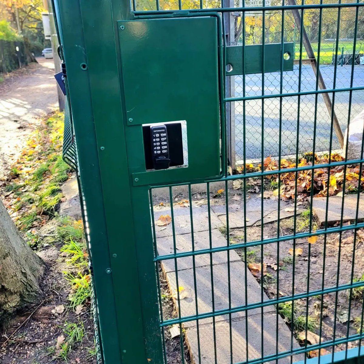 IKSLocksmiths's tweet image. Tennis court security in Crouch End North London.
A digital lock protected by a custom design metal plate to prevent opening from the other side. 
Contact us for security solutions on 0203 24 1045
ikslocksmiths.co.uk/door-entry-sys…
#keylesslocks #mlalocksmith #londonlocksmith