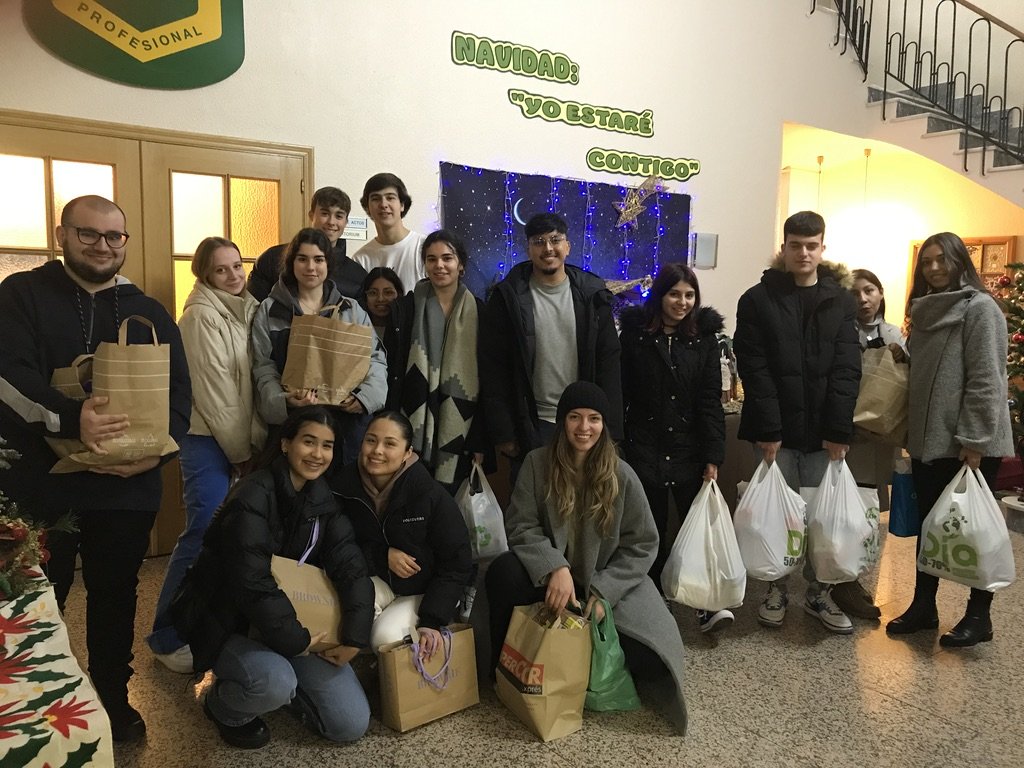 EPJaveriana's tweet photo. Los alumnos de 1º Administración y Finanzas de @Epjaveriana preparados para llevar a Caritas Parroquial los alimentos recogidos. Gran Trabajo!!!! #75aniversarioEPJ https://t.co/GEN5dmb2wh