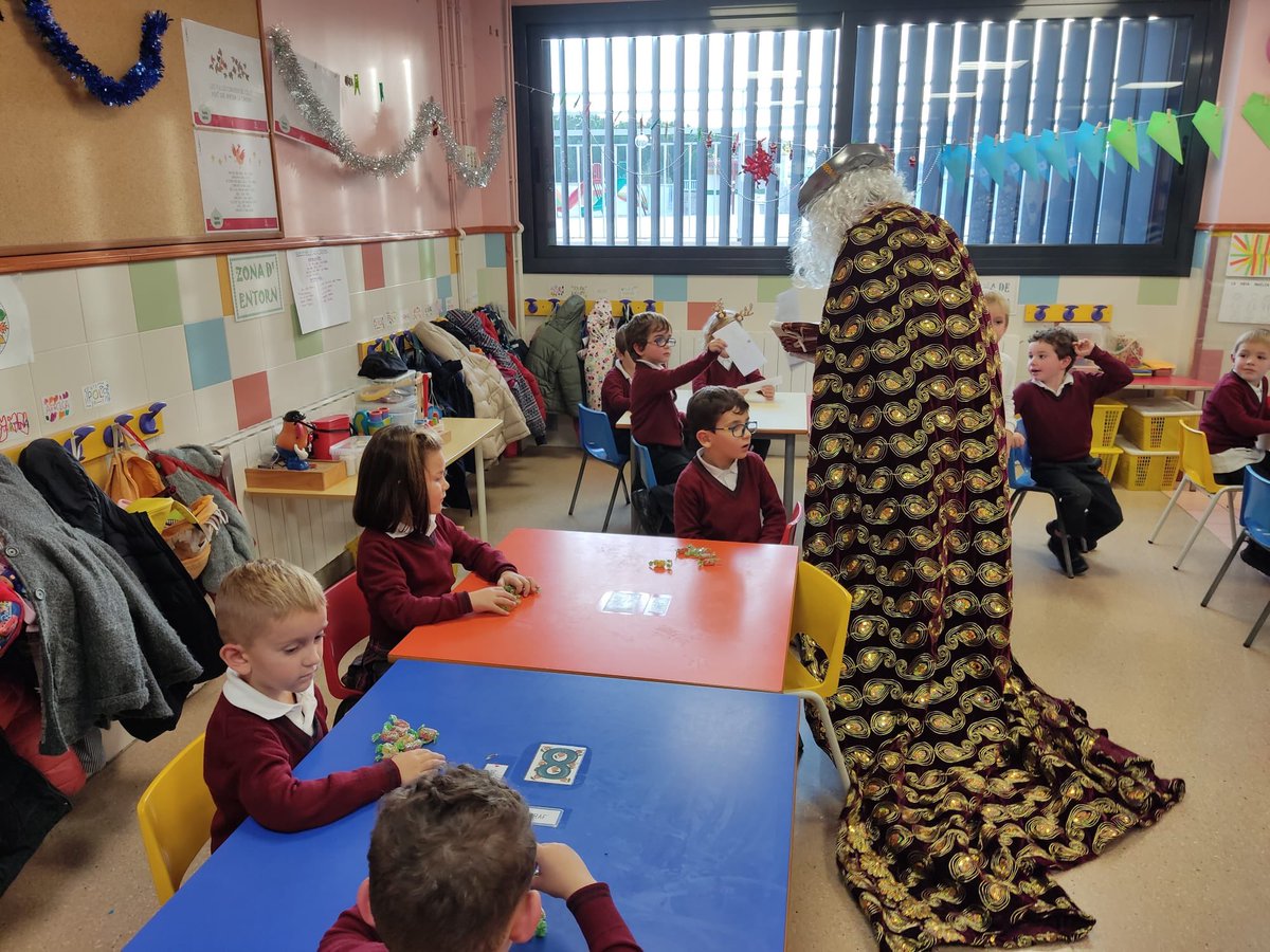 manyanetblanes's tweet photo. Quina il·lusió quan vam rebre la visita dels patges reials! 🤗🤴🏻🤴🏽🤴🏿🍬🍬📩 #josocmanyanet #blanes #patgesreials #juntsarribemméslluny https://t.co/3eFkxxbr43
