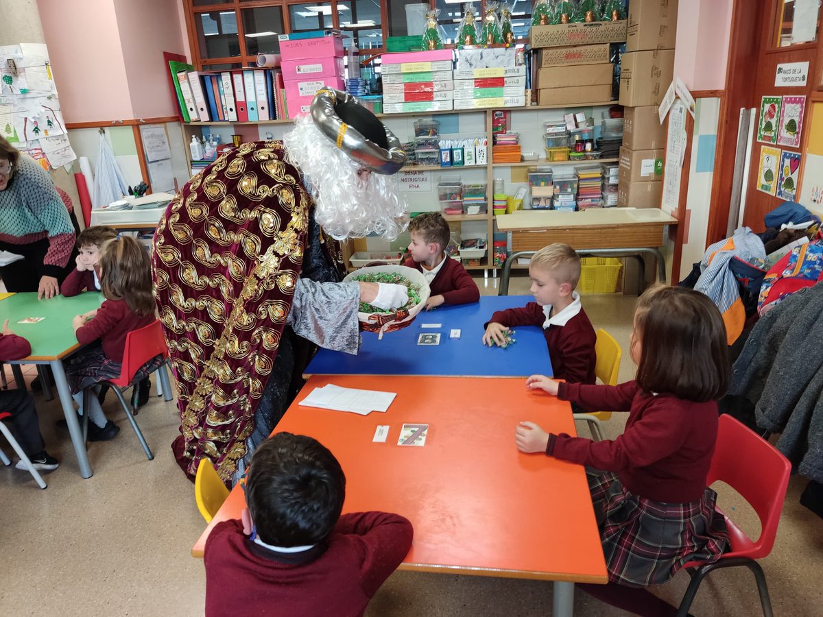 manyanetblanes's tweet photo. Quina il·lusió quan vam rebre la visita dels patges reials! 🤗🤴🏻🤴🏽🤴🏿🍬🍬📩 #josocmanyanet #blanes #patgesreials #juntsarribemméslluny https://t.co/3eFkxxbr43