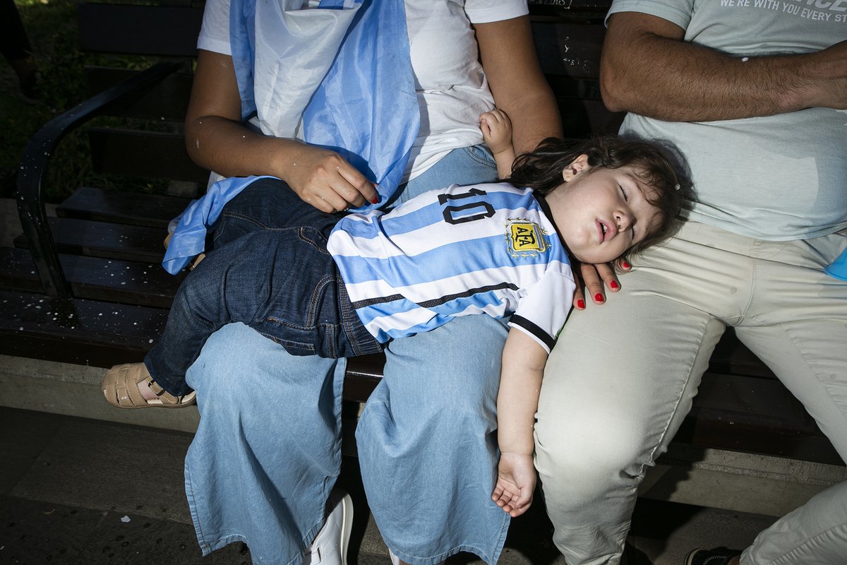 Una multitud festeja en plaza Independencia de #Tucuman el triunfo de #Argentina en la final del #Mundial2022
Fotos: Atilio Orellana