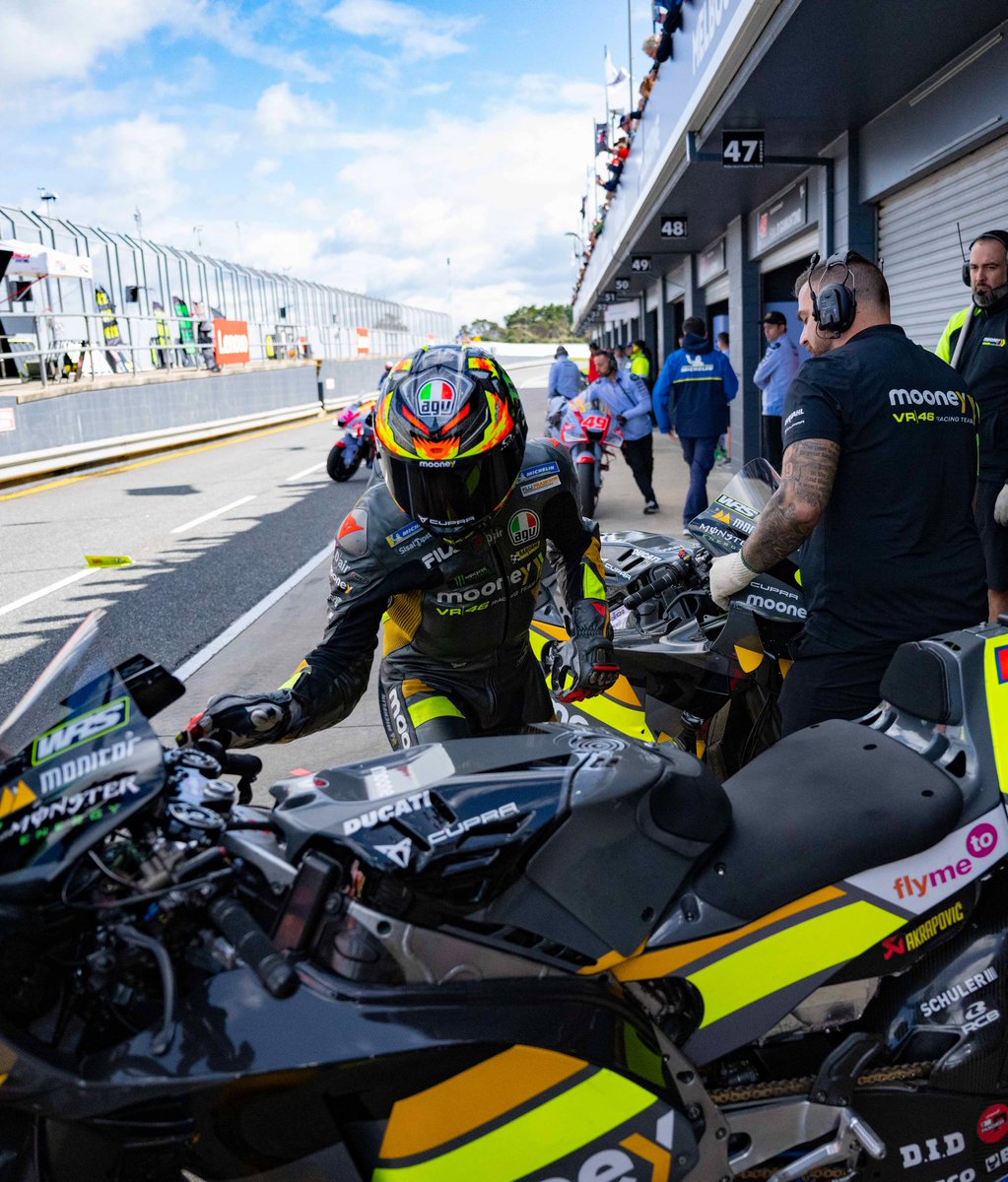 VR46RacingTeam's tweet photo. Any #FlagToFlag fans here? 🎌🤸
#MooneyVR46RacingTeam #MotoGP #VR46 https://t.co/PnagDHLuxe