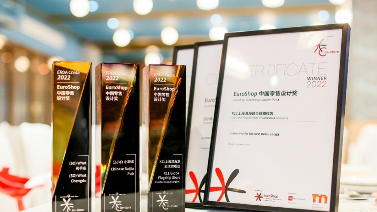 EuroShop's tweet photo. 🏆Auch 2022 wurde der ERDA China Preis von der @MD_GmbH und dem @ehi_org wieder verliehen. Hier wurden die besten #StoreDesigns Chinas geehrt. Alle Teilnehmer und Gewinner könnt ihr in unserem Beitrag bestaunen.

👉Weitere Infos :https://t.co/xIKJXDUqGq
#EuroCISmag #EuroShopMag https://t.co/4VyNXtp1br