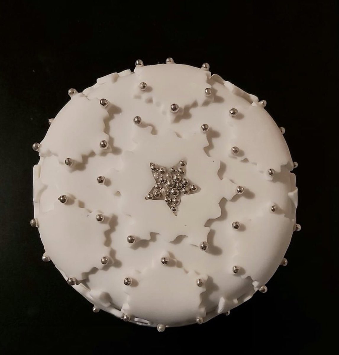 philipfriend01's tweet photo. One of several #Christmascakes I've made this year. This one is for mum &amp; dad. I often like to keep it quite simple with Christmas cakes #food #foodteacher #teacher #besthomecook #christmas #cake #baking https://t.co/7Pb5h9kyJJ