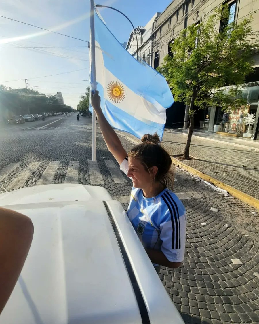 oliveroflor_'s tweet photo. Esta locuraaa, no la traten de entender
No tiene curaaa, se lleva en la piel
Una cumbiaaa, asado y Fernet
Hasta en la tumbaaa te voy a querer
🇦🇷💙🤍💙🇦🇷 https://t.co/TsG7C21uTr