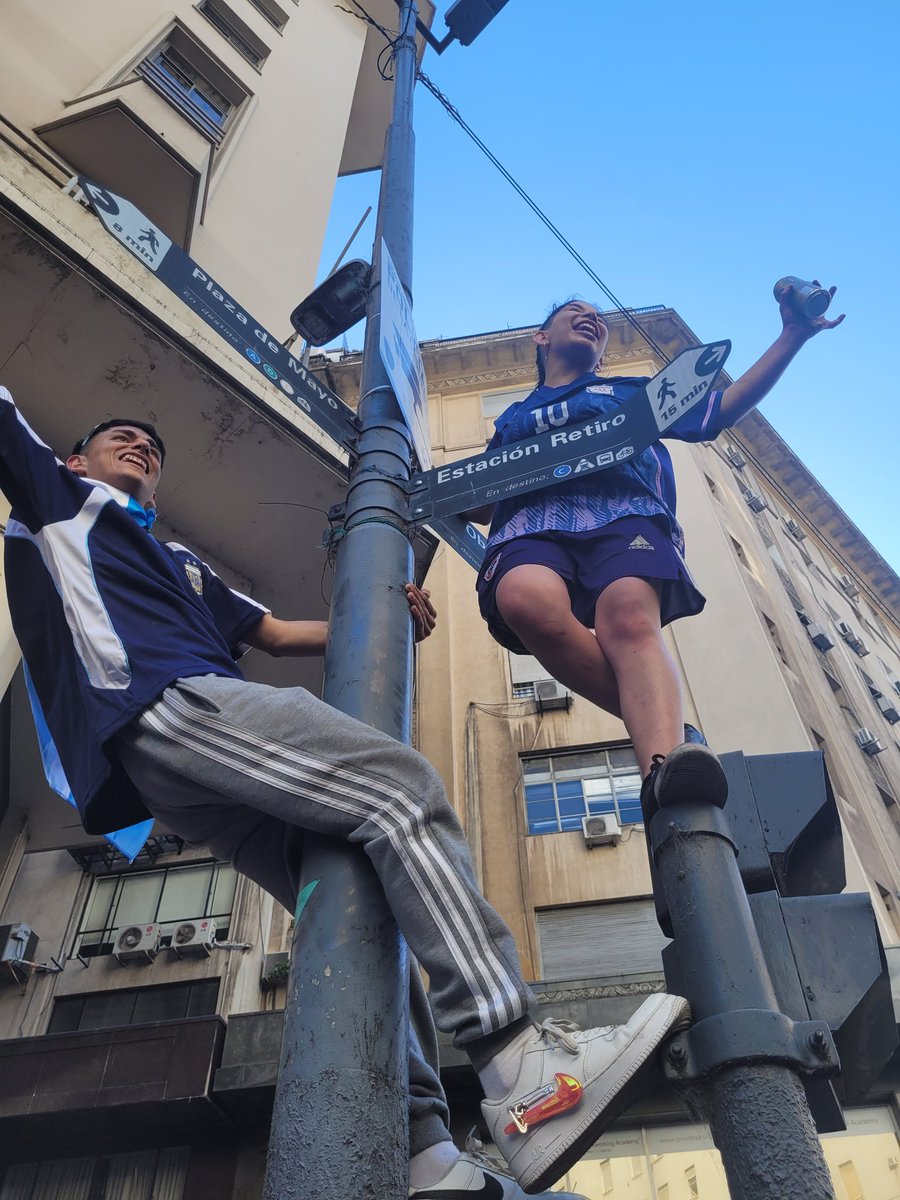 Gabyfleu's tweet photo. Festejos en el obelisco #ArgentinaCampeonDelMundo #ArgentinaVsFrance https://t.co/JFPnfoQcKi
