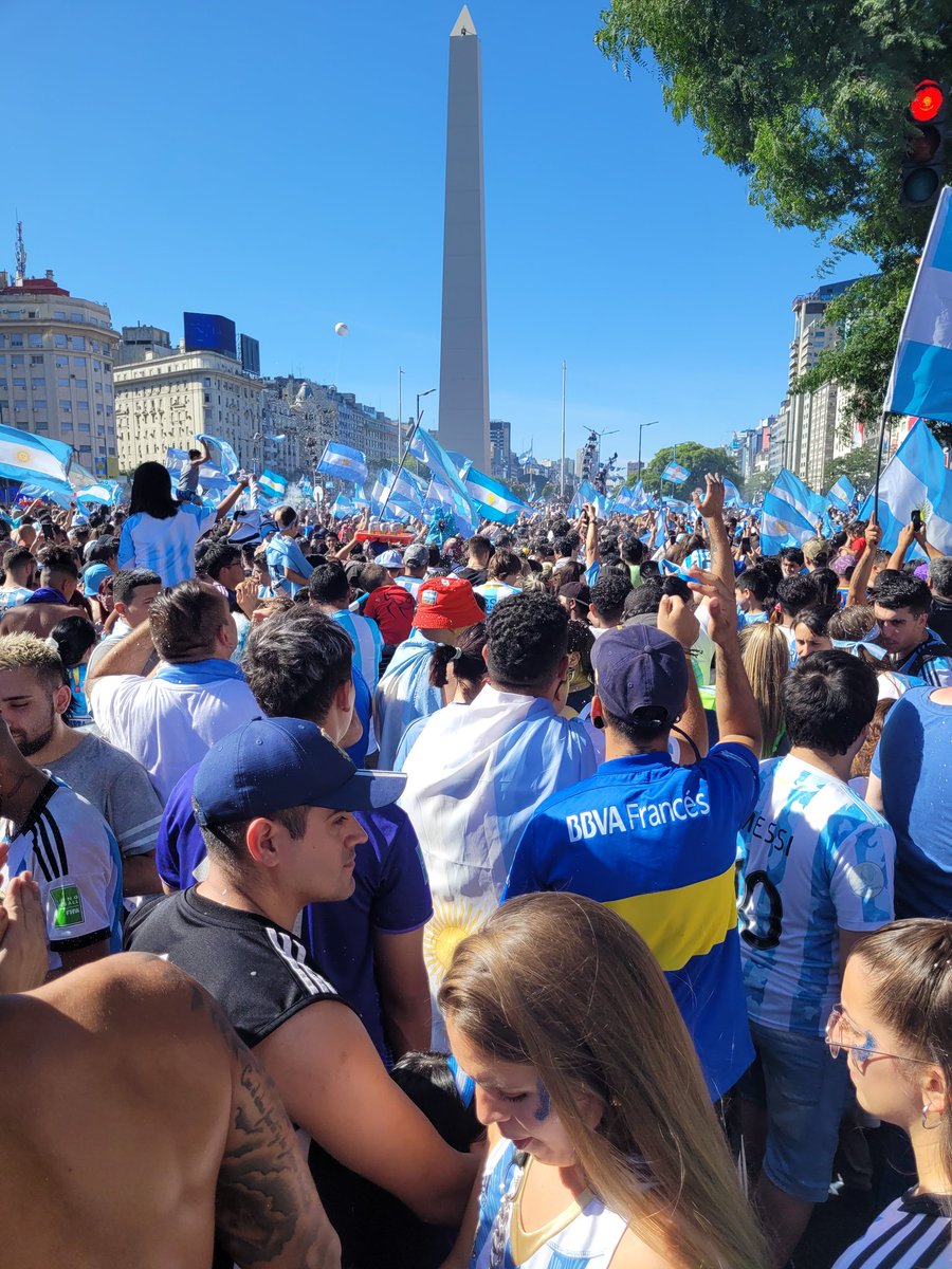 Gabyfleu's tweet photo. Festejos en el obelisco #ArgentinaCampeonDelMundo #ArgentinaVsFrance https://t.co/JFPnfoQcKi