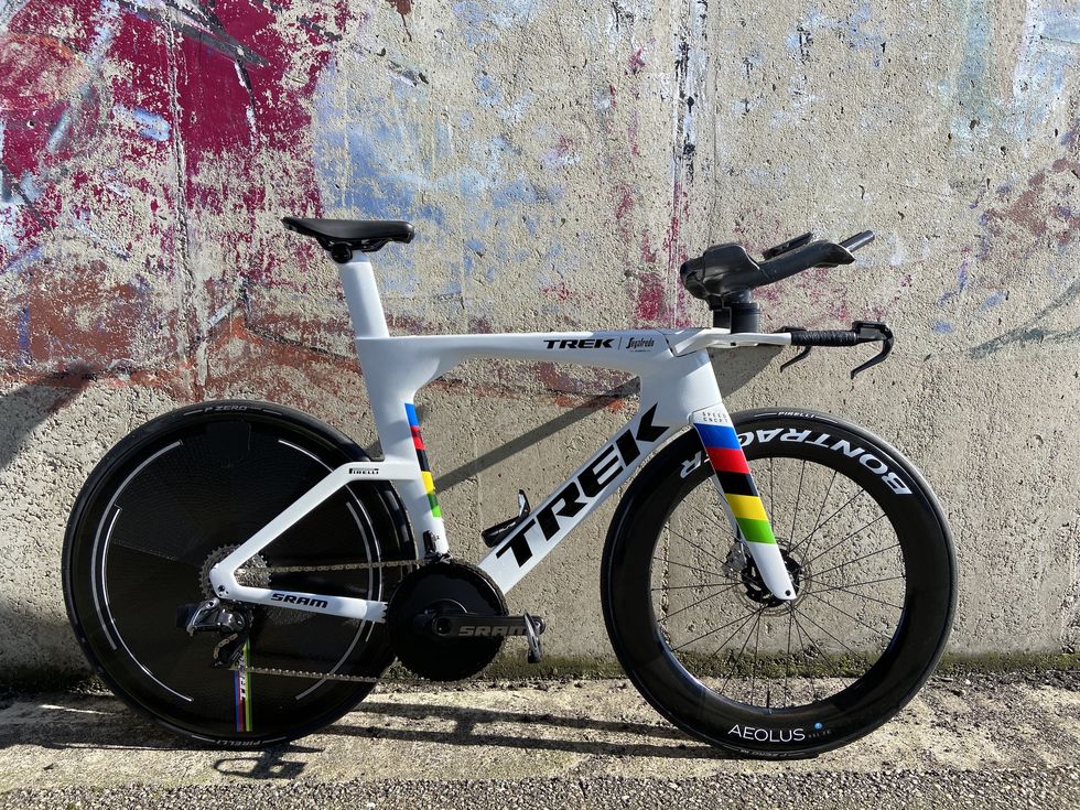 ellenvdijk's tweet image. Poll! Which one do you like more? 

🔁= The 'old' white lady
❤️= My '23 shiny friend

Disclaimer: I will not abide by the results of this poll😉