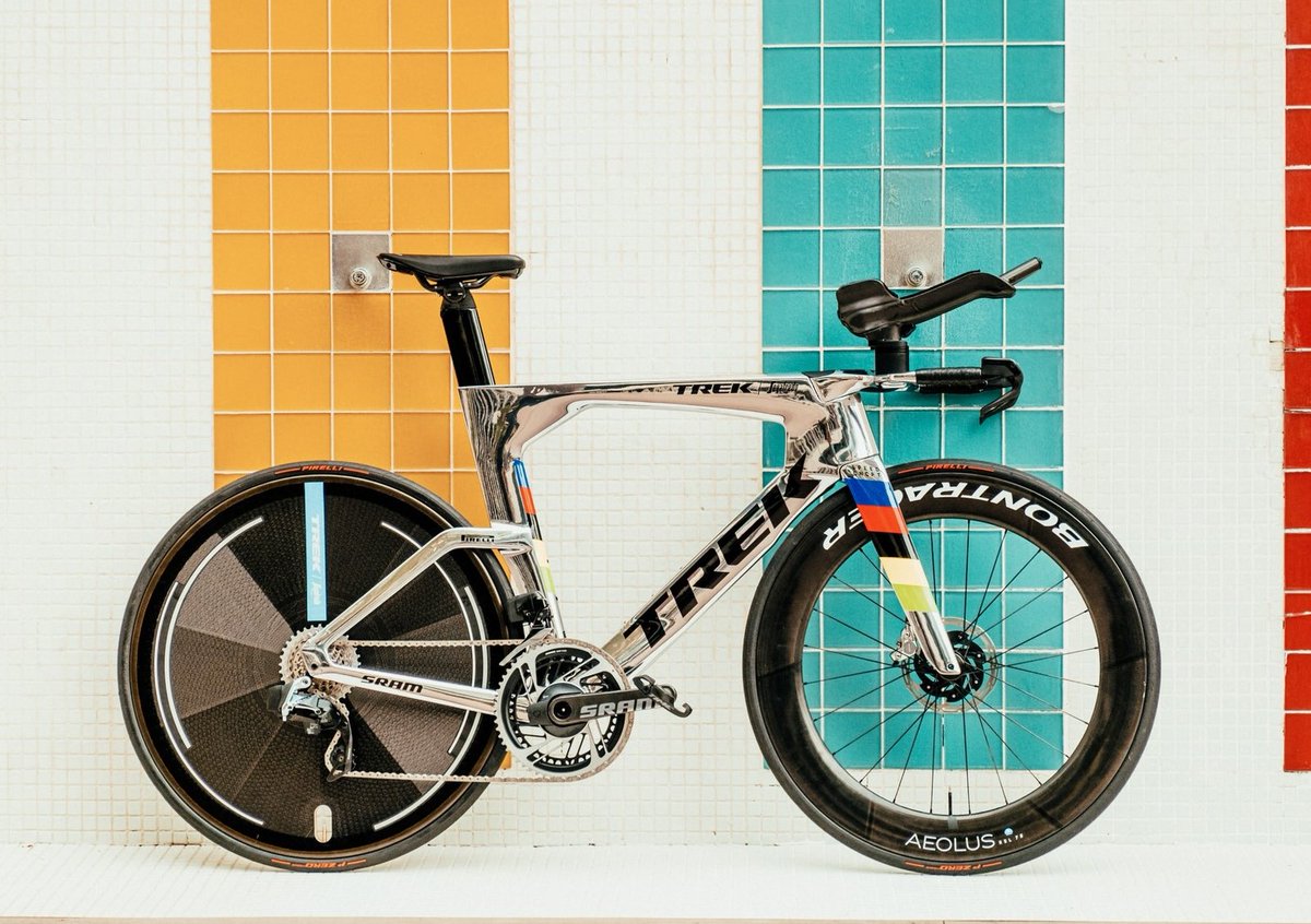 ellenvdijk's tweet image. Poll! Which one do you like more? 

🔁= The 'old' white lady
❤️= My '23 shiny friend

Disclaimer: I will not abide by the results of this poll😉