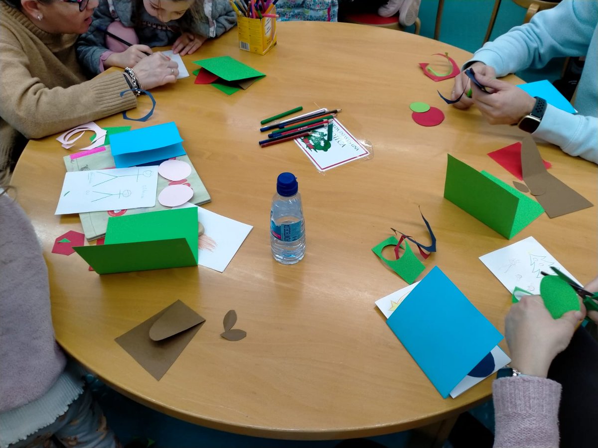 BPECuenca's tweet photo. 👦👧 En su última sesión, el #ClubDeLectura 3/5 años, trabajó con el #cuento «El monstruo rosa», de @olgadedios 
🦌 Además, hicieron su propia tarjeta navideña con Jenny Fraile @encuentada 🎄
#ActividadesEnLaBiblioteca #Manualidades https://t.co/ayjfh6vp3Q