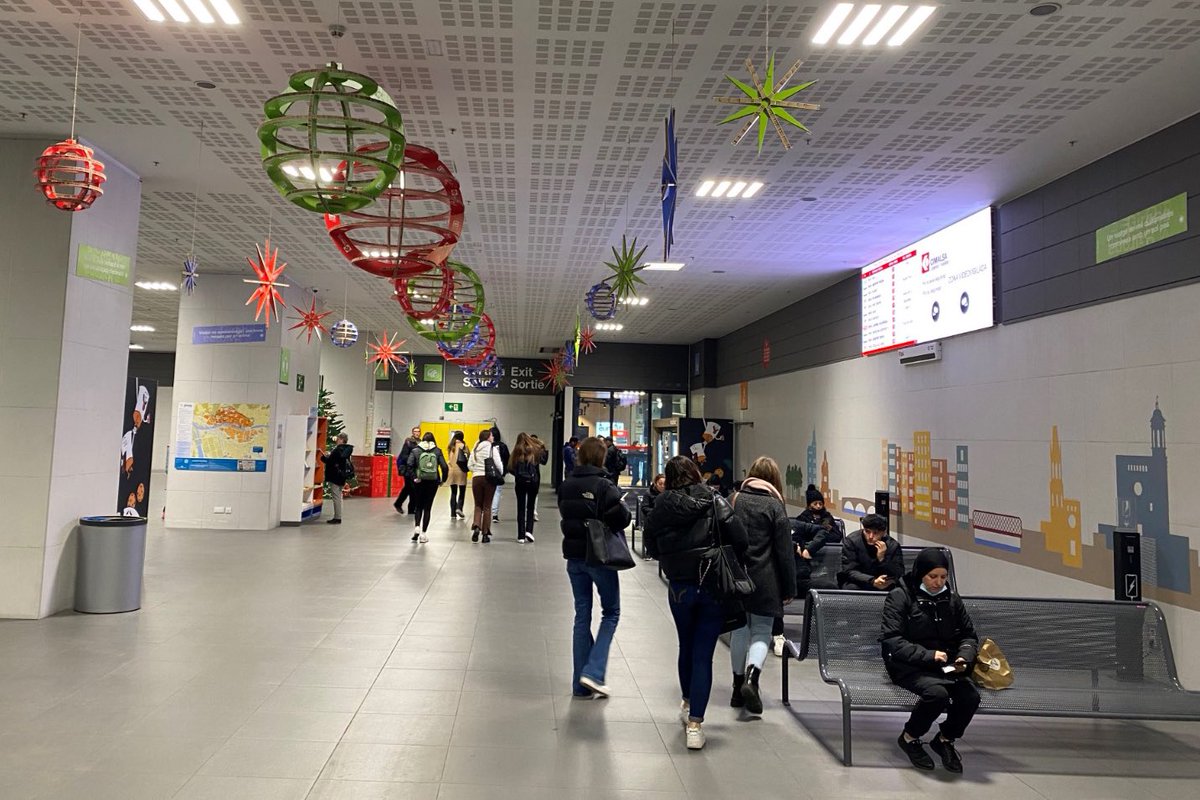 cimalsacat's tweet photo. 📸 L’estació de #BusGirona viu el Nadal🎄 amb decoració reutilitzable! 👉 Recordeu que en diferents punts de l’estació trobareu pantalles amb la ℹ️ informació necessària per als trajectes d'aquestes festes #sostenibilitat https://t.co/gctAbO2Dgq