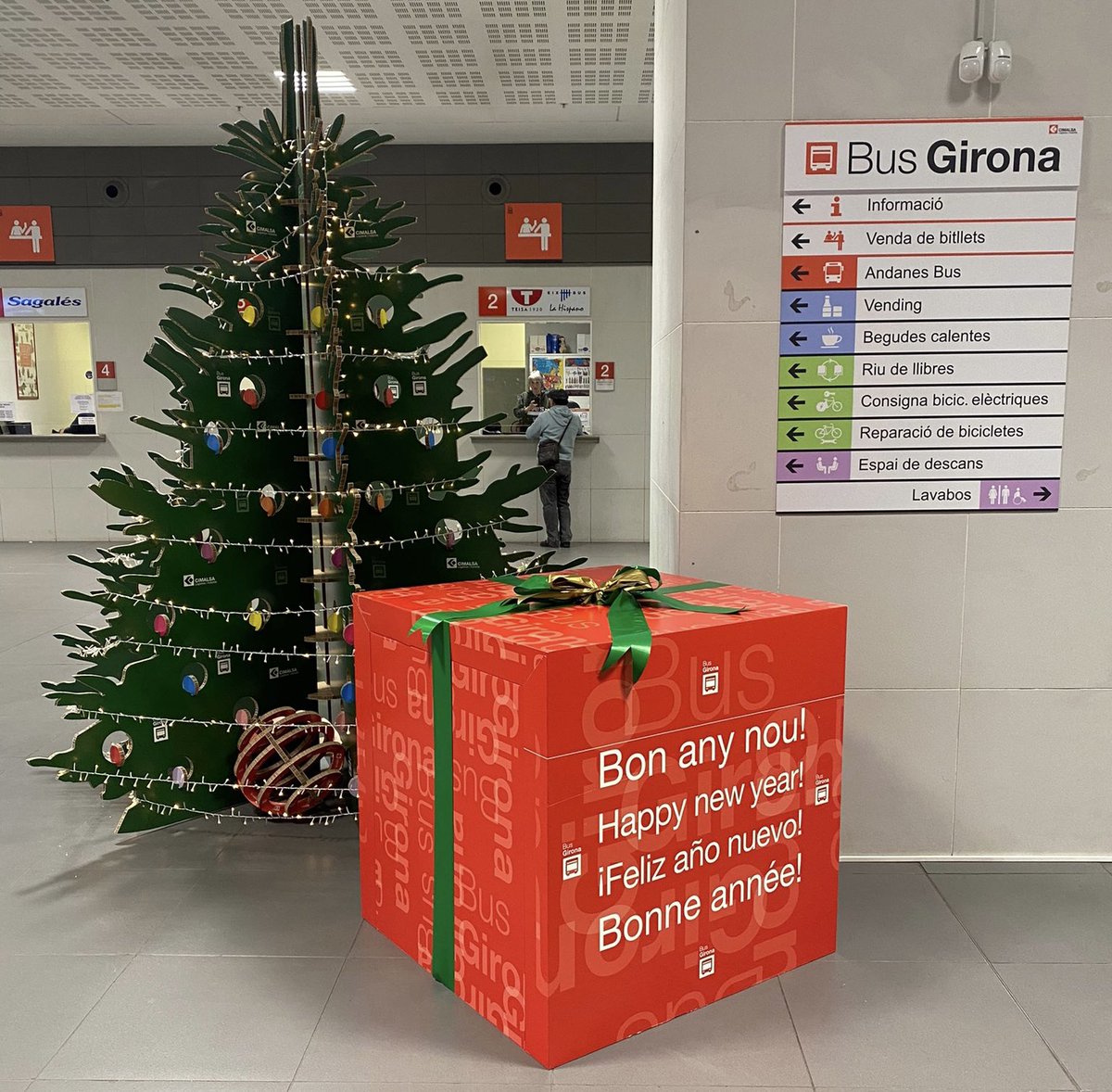 cimalsacat's tweet photo. 📸 L’estació de #BusGirona viu el Nadal🎄 amb decoració reutilitzable! 👉 Recordeu que en diferents punts de l’estació trobareu pantalles amb la ℹ️ informació necessària per als trajectes d'aquestes festes #sostenibilitat https://t.co/gctAbO2Dgq