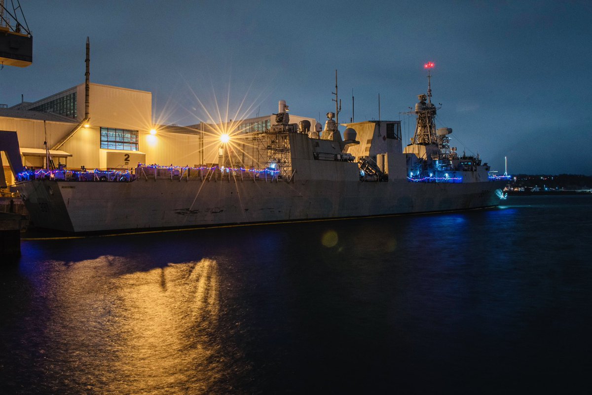 Canadian Fleet Atlantic ships spread some holiday cheer with brightly colored lights to celebrate the season. #FestiveLighting 🎄🎁
#HMCSMontreal, #HMCSCharlottetown, #HMCSStJohns and #HMCSFredericton