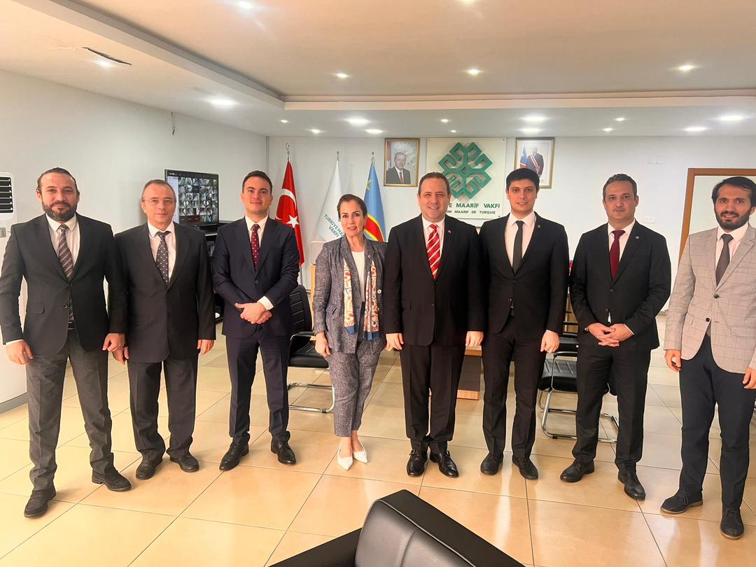 TC_KinsasaBE's tweet photo. Büyükelçi Murat Ülkü 2018 yılından bu yana Kinşasa’da büyük başarıyla faaliyet gösteren Türkiye Maarif Okulunu 16 Aralık 2022 tarihinde ziyaret ederek yöneticilerden bilgi aldı ve Kongolu öğrencilerle biraraya geldi. 
🇹🇷🤝🇨🇩 https://t.co/XBgSltxTDo