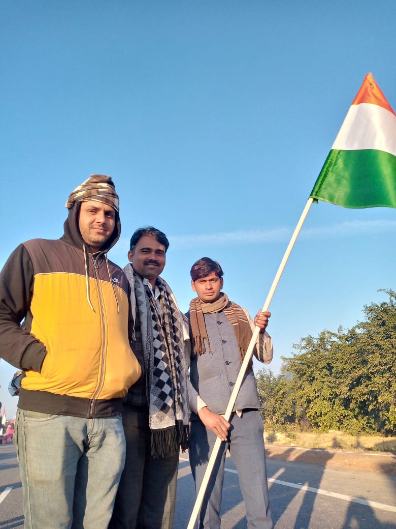 meetawas's tweet photo. @1stIndiaNews @RahulGandhi @INCIndia @INCRajasthan भारत को बचाना है लोकतंत्र खतरे में है तानाशाह सरकार आम जनता को परेशान कर रही है आम जनता दुखी है इसलिए राहुल गांधीजी सड़कों पर निकले हैं सरकार सड़कों पर घूम रही है लोकतंत्र को बचाने के लिए https://t.co/bcGXn0Zipv