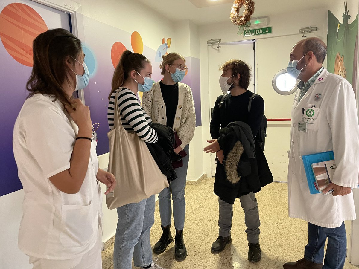 HospitalJaen's tweet photo. 🙇🏼‍♀️#𝗕𝗣𝗦𝗢HospitalJaen

Las estudiantes de #enfermeria holandesas de movilidad internacional Evi Heikamp y Johanna Janetta Zandsteeg han visitado el @HospitalJaen junto al profesor de la @faccs_ujaen Sergio Martínez, para conocer la labor enfermera en el centro ⬇️ https://t.co/Pvn9r7N2CY