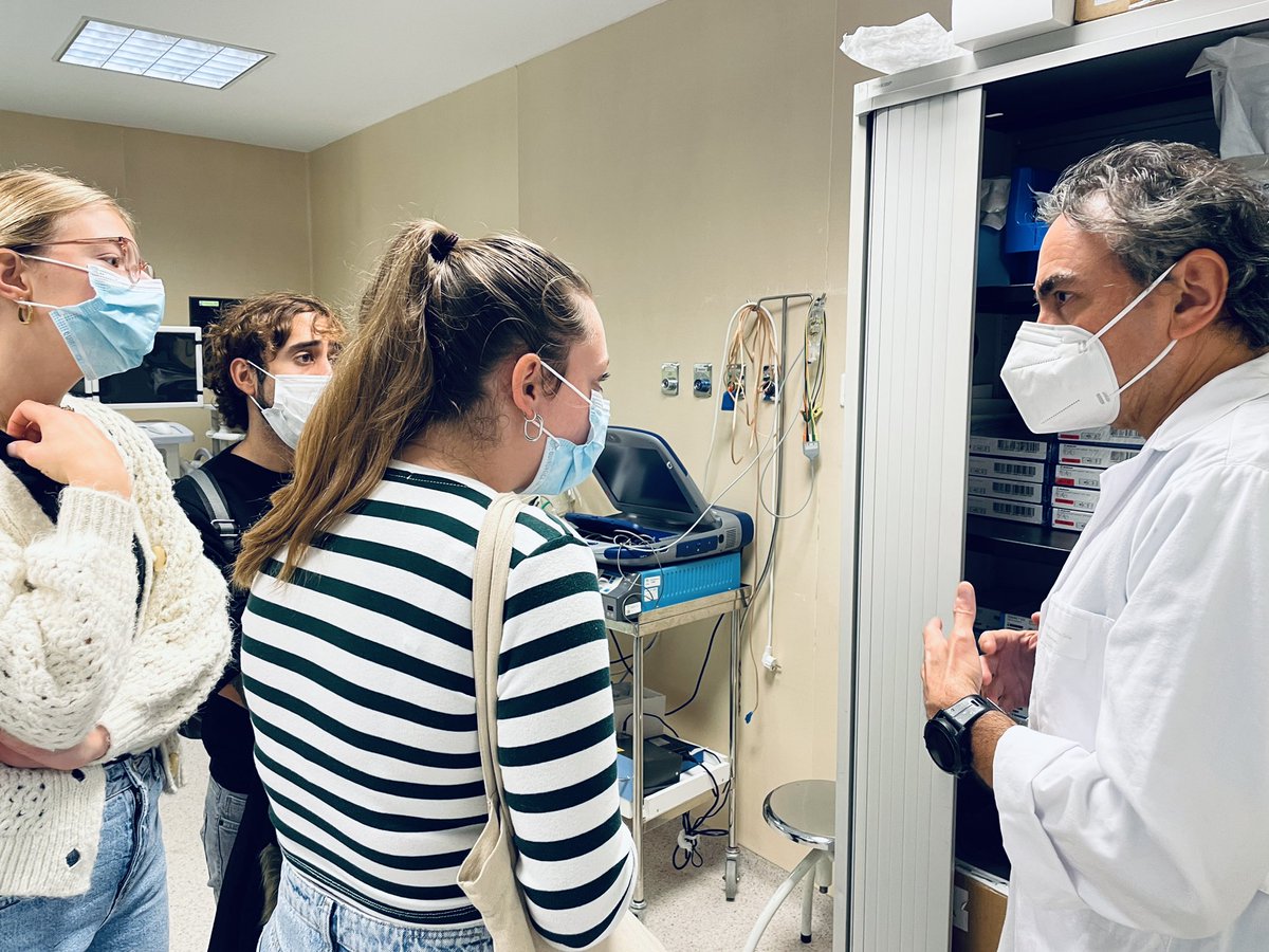 HospitalJaen's tweet photo. 🙇🏼‍♀️#𝗕𝗣𝗦𝗢HospitalJaen

Las estudiantes de #enfermeria holandesas de movilidad internacional Evi Heikamp y Johanna Janetta Zandsteeg han visitado el @HospitalJaen junto al profesor de la @faccs_ujaen Sergio Martínez, para conocer la labor enfermera en el centro ⬇️ https://t.co/Pvn9r7N2CY
