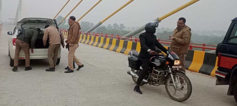 pratapgarhpol's tweet photo. SP, PBH @satpal_IPS के निर्देशन में थाना मानिकपुर पुलिस द्वारा कानून-व्यवस्था के दृष्टिगत थाना क्षेत्र में निरंतर भ्रमणशील रहकर संदिग्ध व्यक्तियों / वाहनों की चेकिंग की जा रही है एवं आमजनमानस को सुरक्षा का एहसास कराया जा रहा है। https://t.co/FyaT2GBeyk