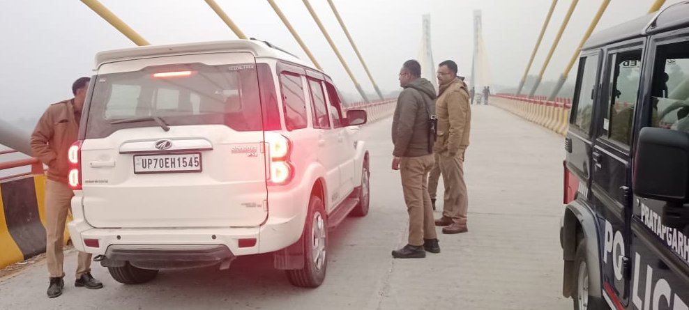 SP, PBH <a href="/satpal_IPS/">Satpal Antil IPS</a> के निर्देशन में थाना मानिकपुर पुलिस द्वारा कानून-व्यवस्था के दृष्टिगत थाना क्षेत्र में निरंतर भ्रमणशील रहकर संदिग्ध व्यक्तियों / वाहनों की चेकिंग की जा रही है एवं आमजनमानस को सुरक्षा का एहसास कराया जा रहा है।