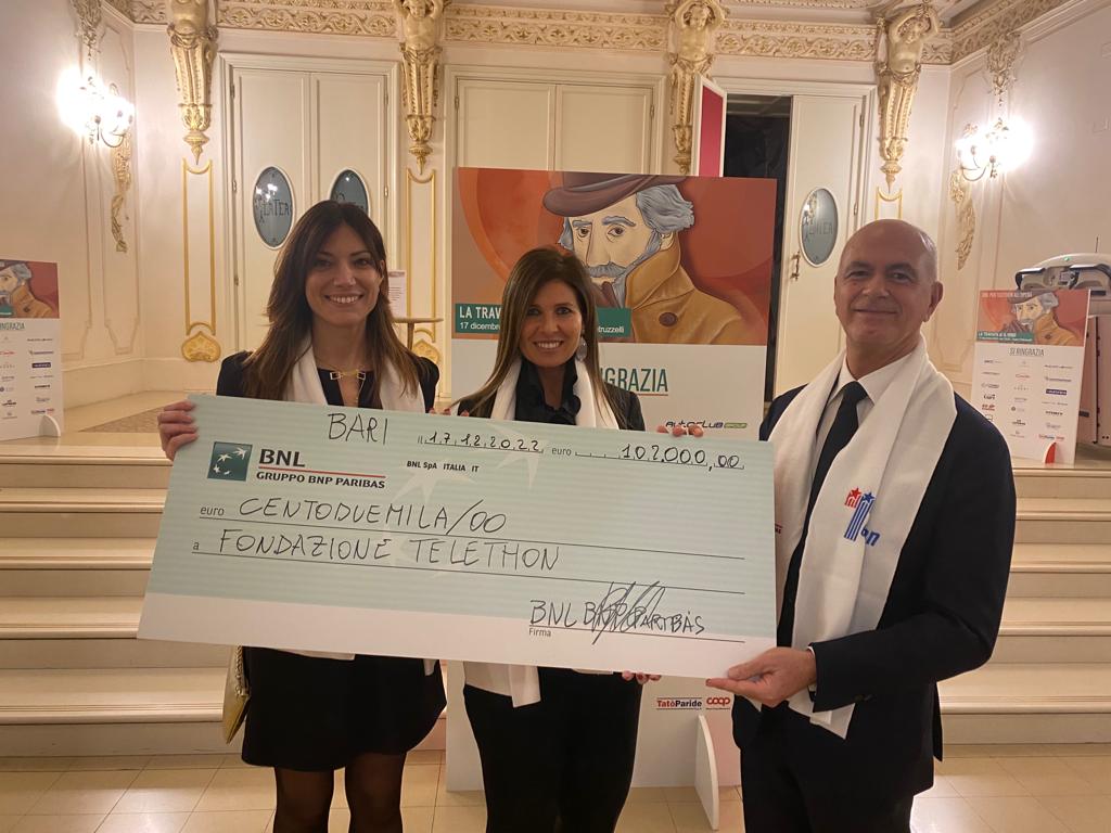 La dott.<a href="/cristinasorr/">Cristina Sorrentino</a> del #Tigem_Telethon ritira la generosa donazione da parte di  <a href="/BNL_pa/">BNLpa</a> per questa #maratona #telethon2022 
Nella cornice stupenda del Teatro Petruzzelli, BNL per Telethon è ancora una volta presente al fianco della ricerca!
#facciamolidiventaregrandi