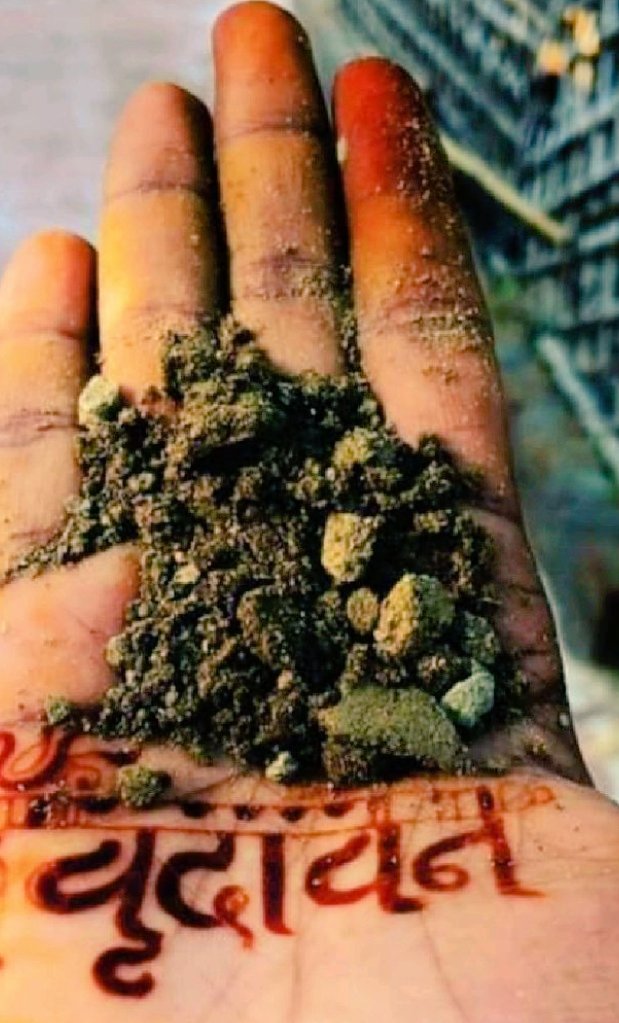 अहो लड़ेती इतनी मोपे कृपा करो बलि जाऊं
सोवत जागत रटू  निरंतर राधा राधा गाऊं..

       ‼️❄️🙏🏻राधे राधे🙏🏻 ❄️‼️