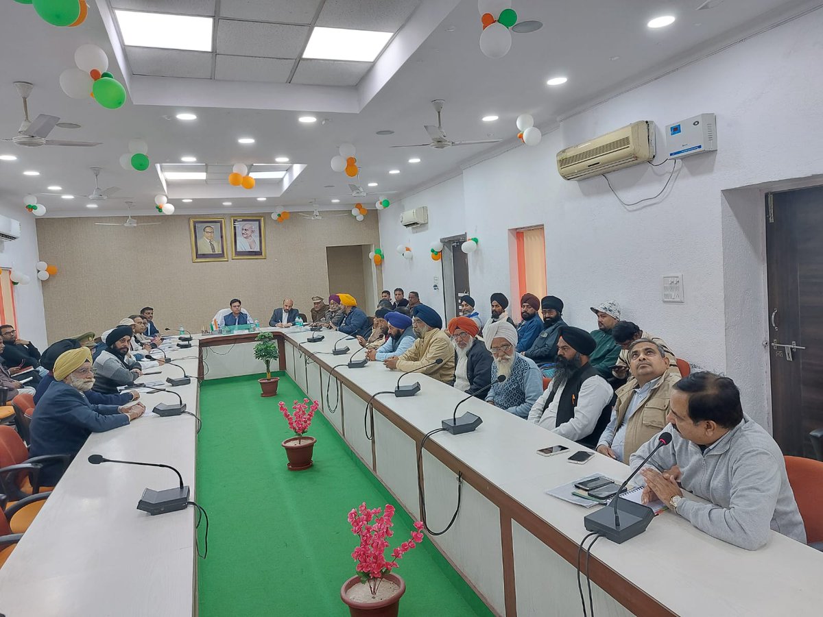 जिलाधिकारी #Agra द्वारा एडीएम सिटी/डीसीपी ट्रैफिक/अन्य संबंधित अधिकारियों/आयोजन समिति की पदाधिकारीगण के साथ दिनांक 08.01.2023 को गुरू गोविन्द सिंह साहिब जी के प्रकाशोत्सव की तैयारियों/आवश्यक व्यवस्थाओं के संबंध में बैठक कर, संबंधित को आवश्यक कार्यवाही हेतु निर्देश दिये गये।