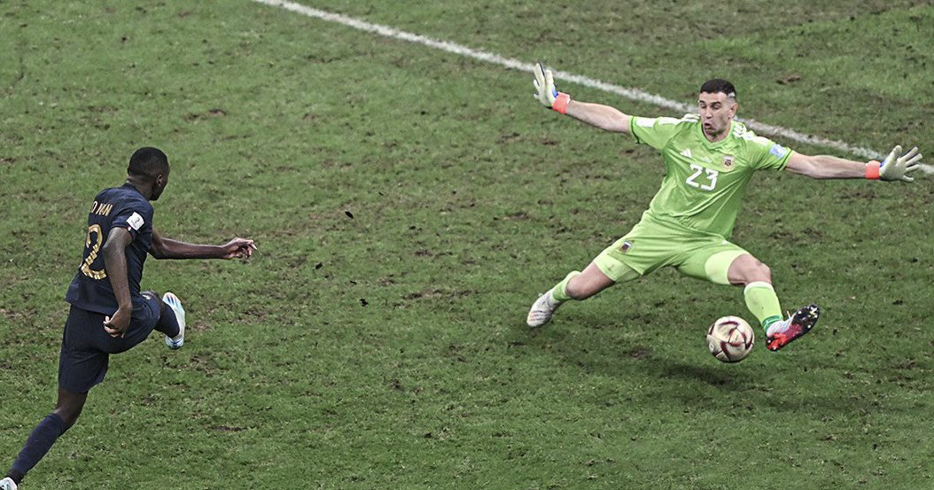 VirtualRed's tweet image. Momento do #Mundial p/ mim: minuto 123(!), Muani 🇫🇷 isolado frente a Martínez 🇦🇷, Muani remata p/ a baliza, Martínez defende “à andebol”, evita o 4-3 (e quase certa vitória e título mundial) p/ França. Instantes que mudam a história do futebol ⚽️ #FIFAWorldCup #Qatar2022