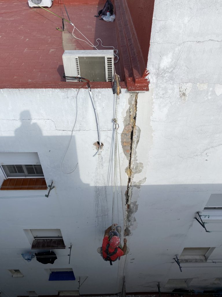 coragur's tweet photo. Utilización de técnicas de trabajo vertical para el sellado de juntas en mal estado y todo tipo de trabajos donde es complejo el montaje de andamios ... #ReparaciónjuntasdedilataciónenSevilla

https://t.co/OqjOgjpPt7 https://t.co/4HyqWweqLN