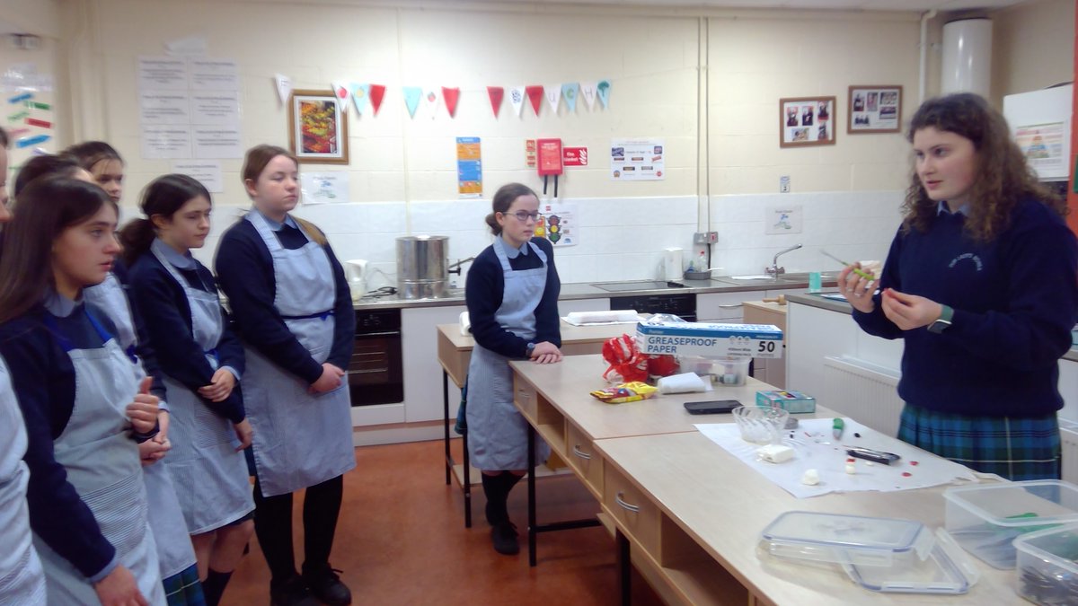 olb_homeec's tweet photo. What better way to finish our Christmas Workshop than having a Cake Decoration demonstration from our extremely talented 6th Year student Eloise. Well done girls🧁😋🎄#christmasbaking #homemade #cakedecoration @olb_homeec @OLBAthlone @Odlums_Ireland @ATHE_HomeEc https://t.co/Y7RVjOvRWc