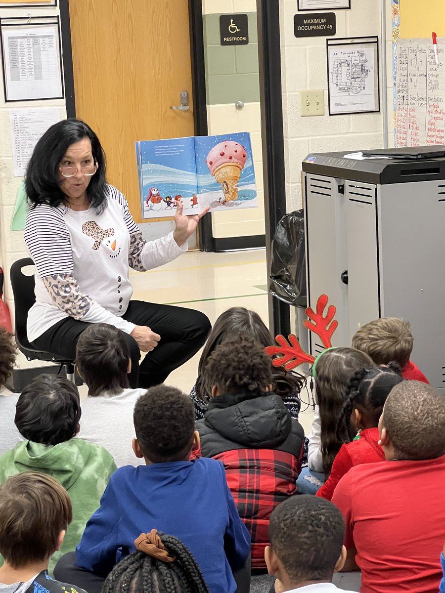 MrsPytlikWCS's tweet photo. Once a Lincoln teacher, always a Lincoln teacher!!  Loved having visitors Diane Holland and Carol Shrodek share a snowman story and activity with us!
#LincolnPrideWCS 
⁦@warrenschools⁩ https://t.co/BxRlRAs6DF