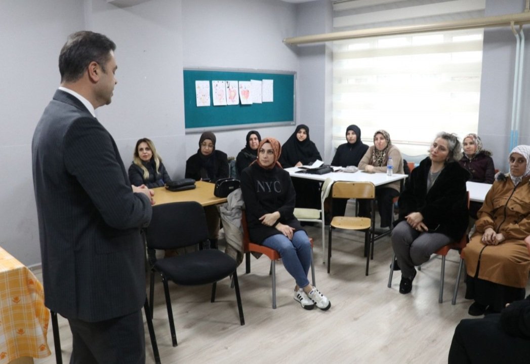 Aile içi ilişkilerve çocukların davranış yönetimlerine rehberlik edilmesi hedefleriyle ilimizde başlatılan Aile Okulu Projesi eğitimleri tüm hızıyla devam ediyor.
İlimizin 105 noktasında devam eden eğitimlerle hedefimiz,eğitim yılı sonuna kadar tüm ailelerimize ulaşmak.<a href="/tcmeb/">Millî Eğitim Bakanlığı</a>