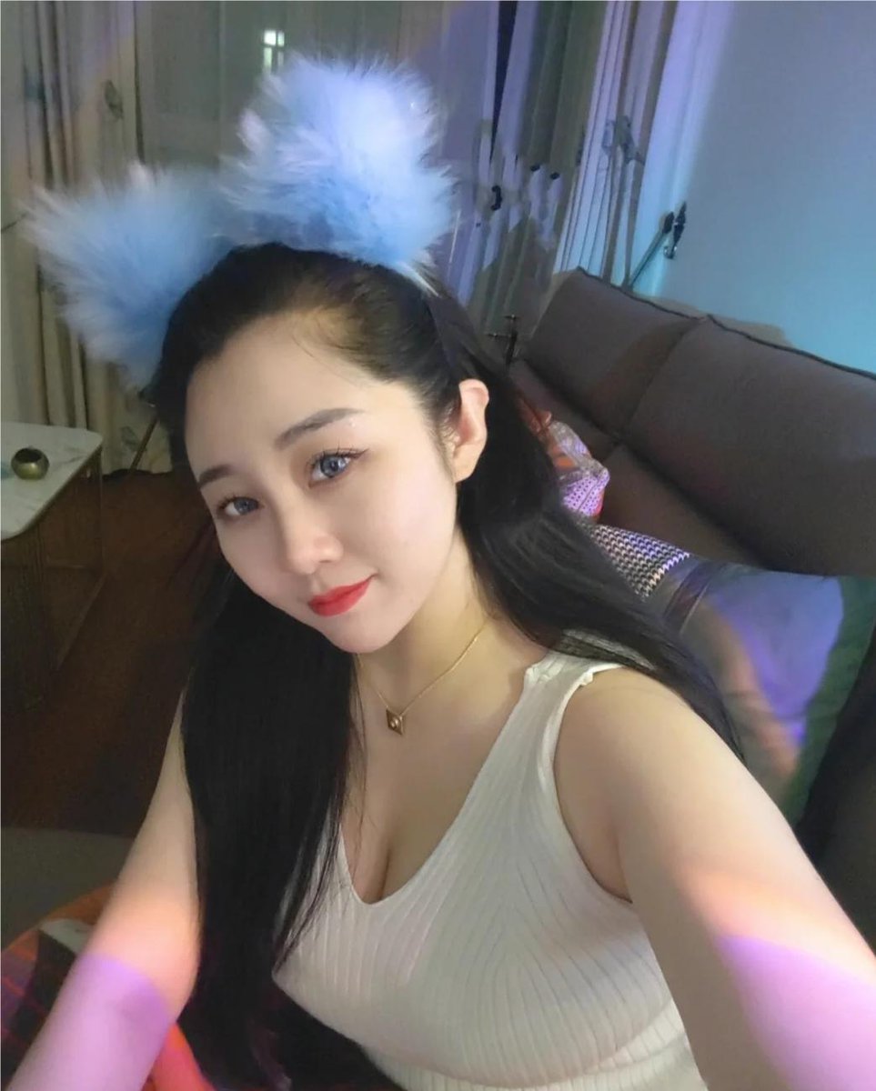 FreemanUla2's tweet photo. 2022年的冬天很冷 没有老婆的可能会被冻坏掉 不如来找姐姐 https://t.co/2hx3rLifED