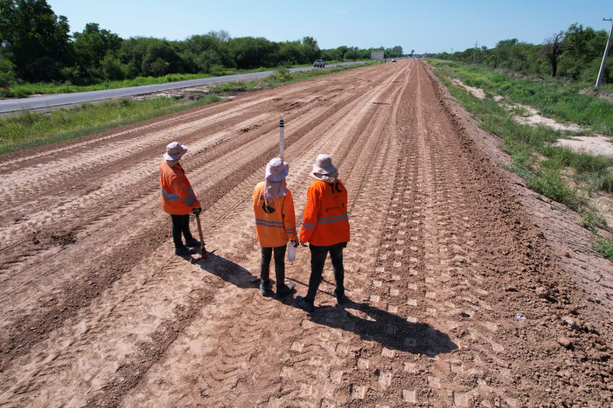 RutaTranschaco's tweet photo. Ruta PY09 - Lote 3 – Consorcio Avanza Chaco – en plena ejecución de suelo cemento en el último kilómetro del Lote 3, de la progresiva 249+000 a 250+000, empalme con Lote 4.
@AgendaCAF @el_BID @mopcparaguay https://t.co/DOKWsurQxh