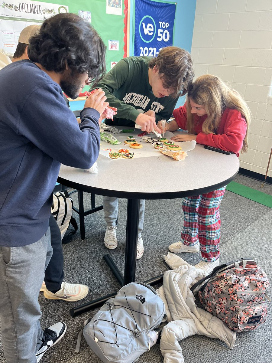 neverendingve's tweet photo. Today our company spent the day doing team bonding celebrating the holidays! We had a cookie decorating competition and team 1 won! Here are a couple photos of everyone hard at work.🕎🎄⛷️❄️✈️ https://t.co/7JPH0WAaw2