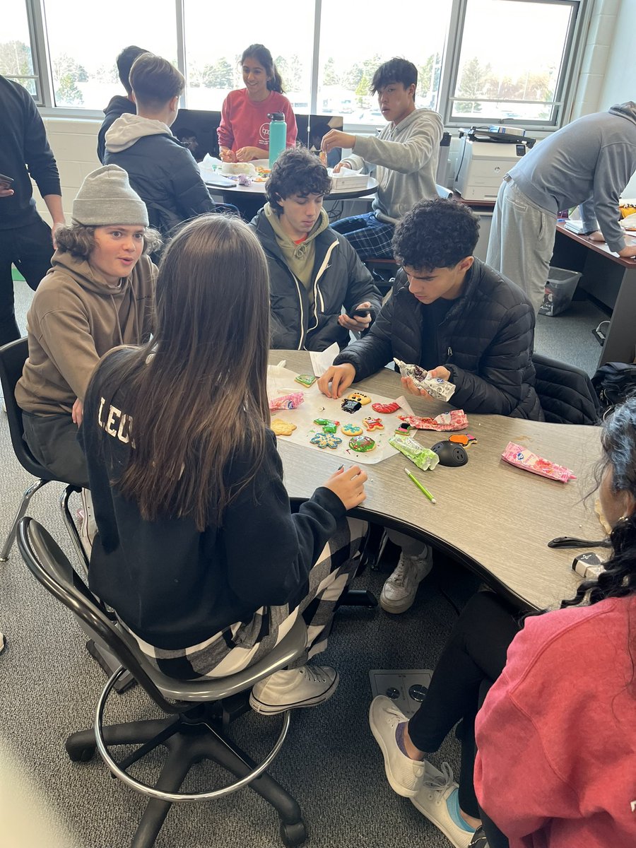 neverendingve's tweet photo. Today our company spent the day doing team bonding celebrating the holidays! We had a cookie decorating competition and team 1 won! Here are a couple photos of everyone hard at work.🕎🎄⛷️❄️✈️ https://t.co/7JPH0WAaw2