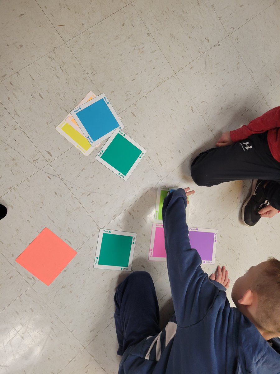 melthornhill's tweet image. 1st graders at Elk Center are zooming into Christmas break with their Sphero Indi. #kcslearning2020