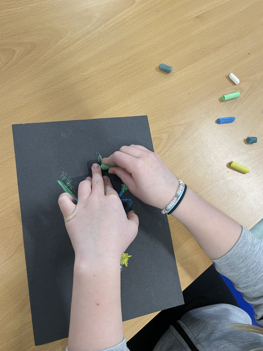 MissLunn4's tweet photo. Some lovely pieces of artwork created by P6 last week using their own Christmas template design and chalk pastels. @stdavidsPS_ELC https://t.co/yP38AoZgB2