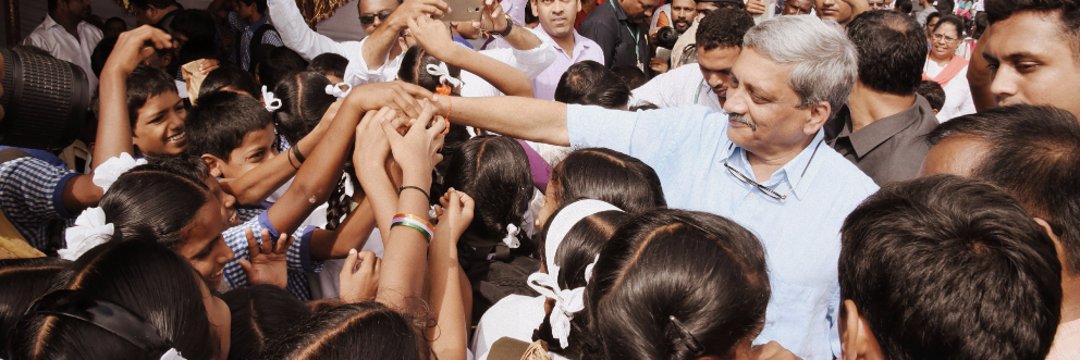 ગોવામાં એક ઑડી સવારે એક સ્કૂટર સવારને ટક્કર મારી દીધી,ઑડીમાં સવાર છોકરો ગુસ્સામાં બહાર નીકળી કહ્યું; હું DSP નો છોકરો છું,,,તમને ખબર છે?
સ્કૂટર સવાર હેલ્મેટ ઉતારતા બોલ્યો; ભાઈ હું ગોવાનો મુખ્યમંત્રી મનોહર પર્રિકર છું,ગાડી ધીમે ચલાવ્યા કરો...