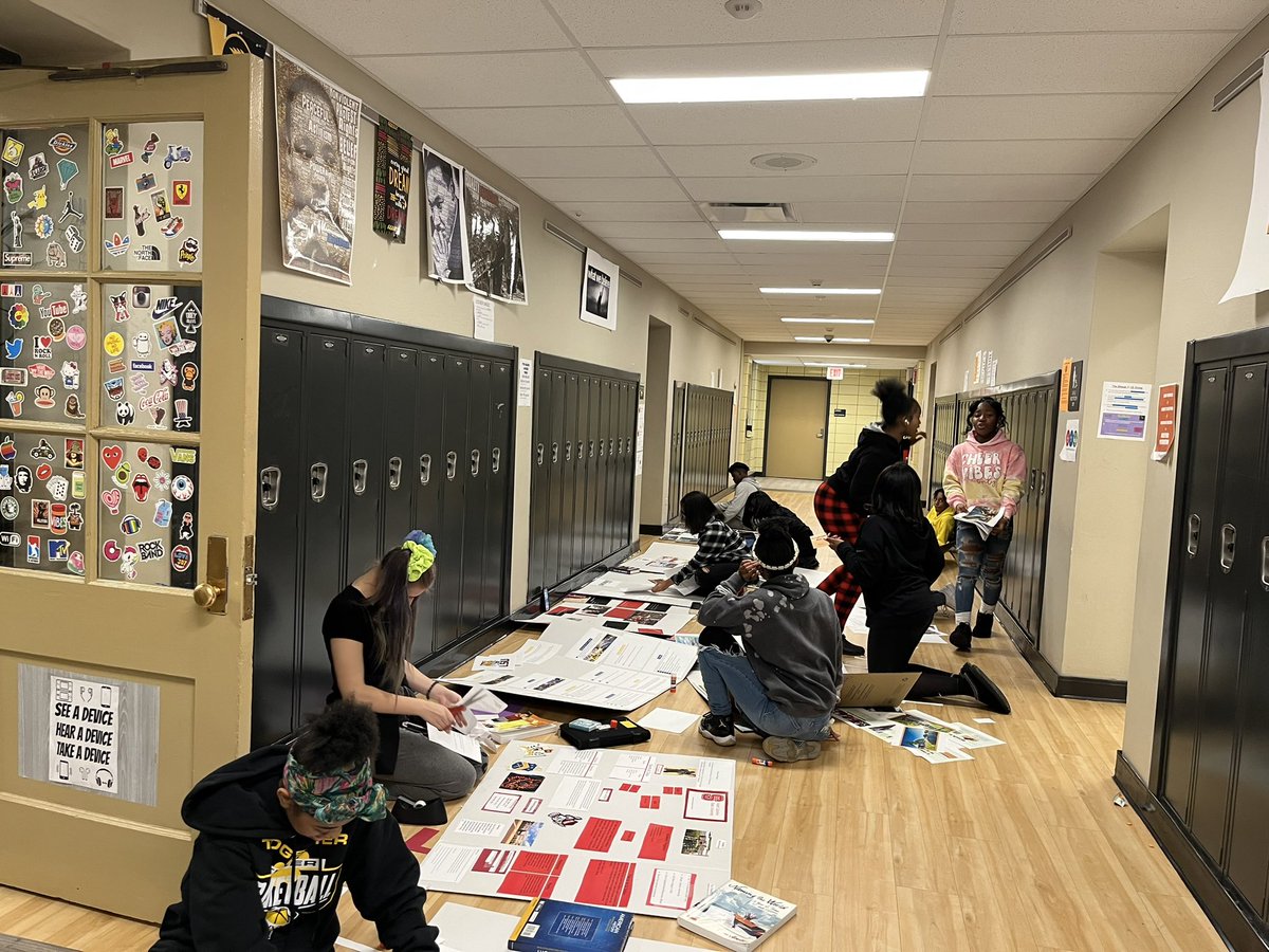 roxmidavid's tweet photo. AVID students preparing for the College Fair! #collegecareerconnectionsday https://t.co/ipHhmaEKui